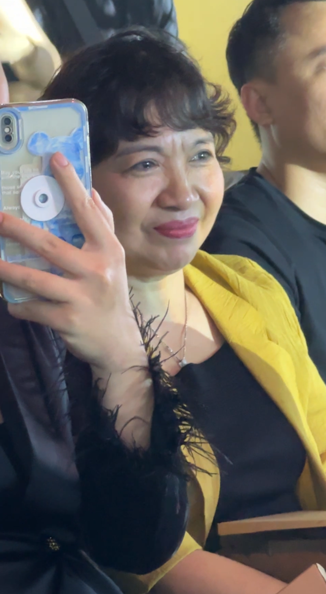 Mẹ Soobin Hoàng Sơn rơm rớm nước mắt khi khán giả hô vang tên con trai ở KOSMIK Live Concert - Ảnh 2.