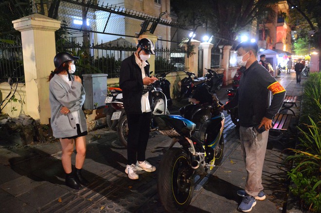 Ảnh, clip: Cảnh sát 141 hoá trang xử lý các thanh niên Hà Nội nẹt pô, hú còi càn quấy trên phố - Ảnh 7.