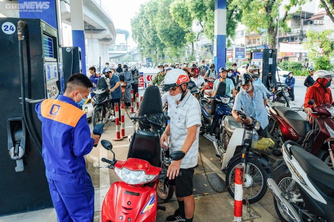 C&ocirc;ng an H&agrave; Nội y&ecirc;u cầu c&acirc;y xăng hạn chế b&aacute;n lẻ bằng chai, lọ cho kh&aacute;ch - Ảnh 1.
