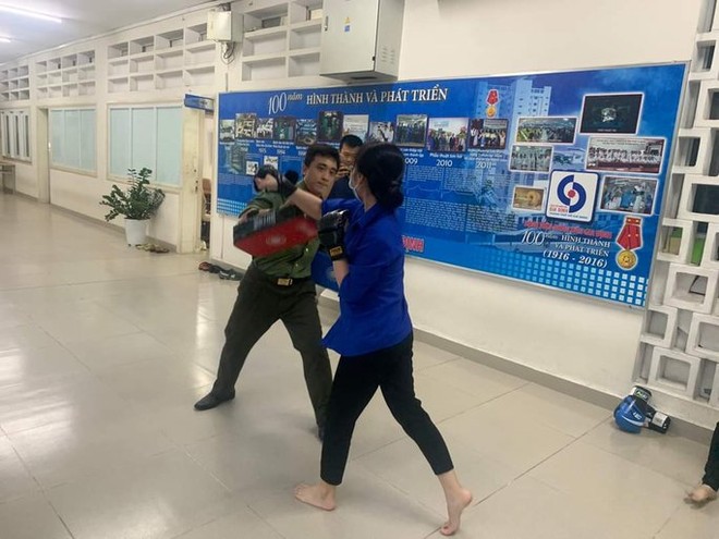 Nh&acirc;n vi&ecirc;n y tế được học v&otilde; ph&ograve;ng vệ - Ảnh 2.