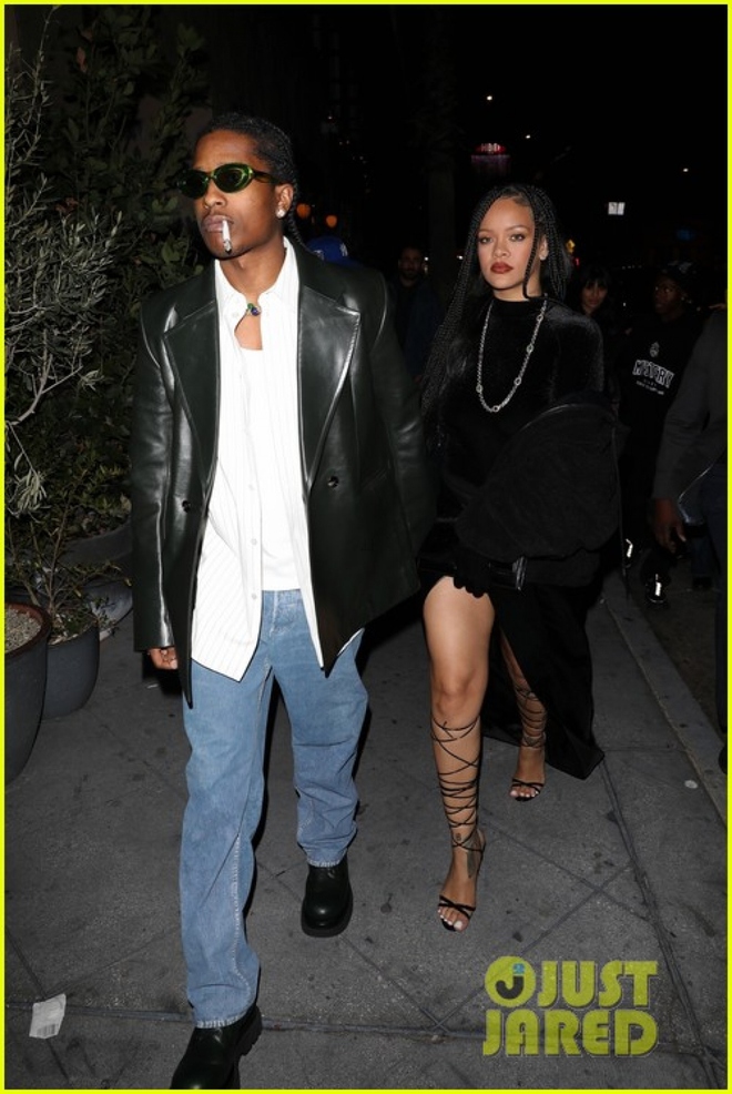 Ca sĩ Rihanna diện đầm xẻ cao gợi cảm đi chơi cùng bạn trai - Ảnh 1.