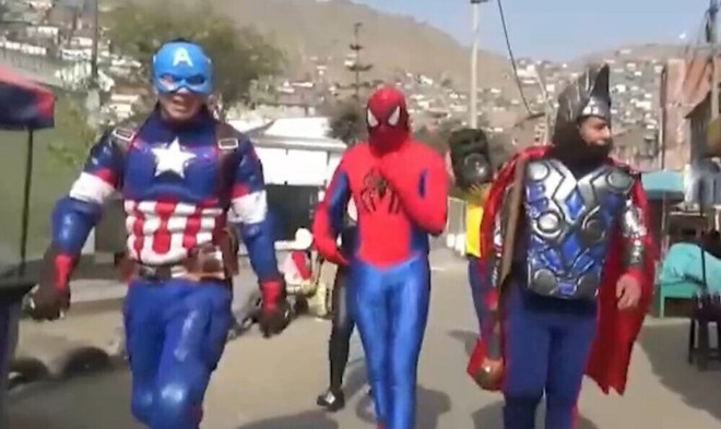 Cảnh sát Peru cải trang thành siêu anh hùng đánh bại băng đảng tội phạm trong ngày Halloween - Ảnh 1.