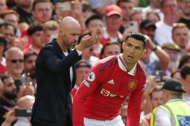 HLV Erik ten Hag muốn Man Utd bán Ronaldo - Ảnh 1.