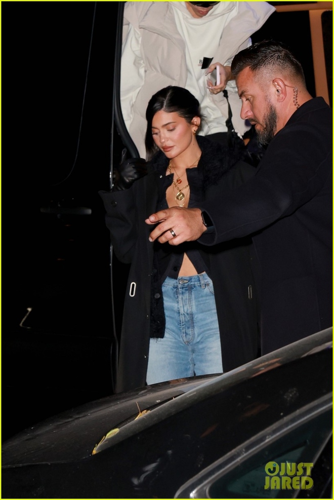 Kylie Jenner đeo trang sức đắt giá, cài nút áo hờ hững đi chơi tối cùng bạn bè - Ảnh 5.
