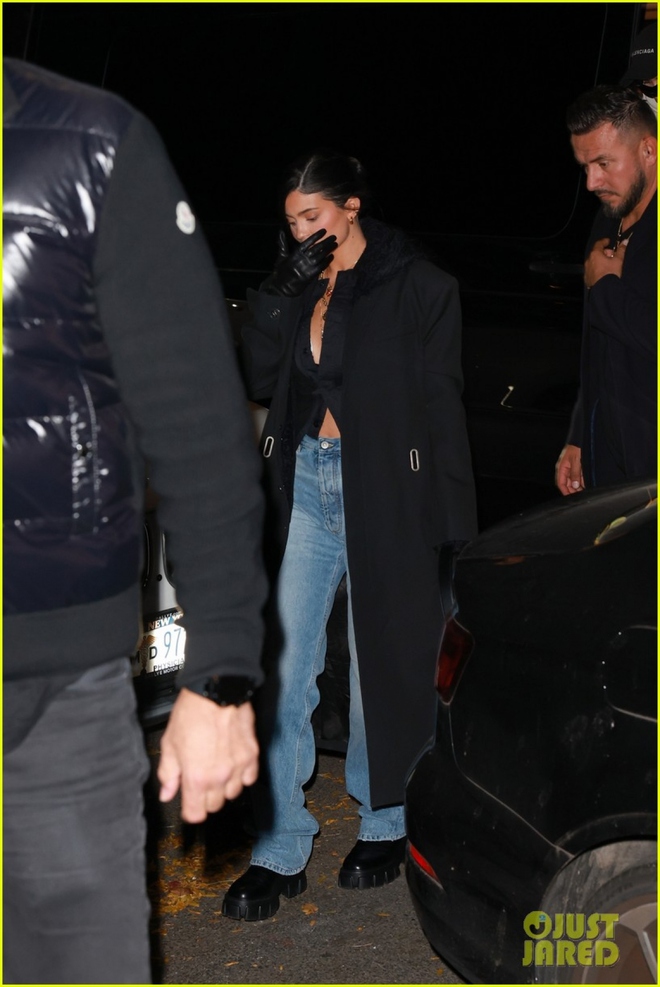 Kylie Jenner đeo trang sức đắt giá, cài nút áo hờ hững đi chơi tối cùng bạn bè - Ảnh 3.
