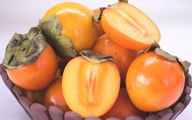 Nhập viện sau khi ăn quả hồng gi&ograve;n - Ảnh 1.