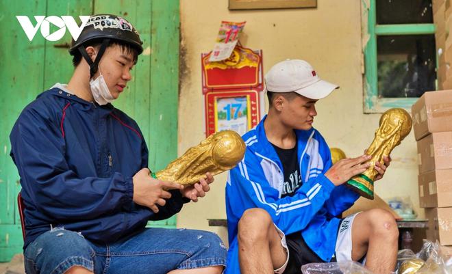 Tận mắt xem sản xuất &ldquo;C&uacute;p v&agrave;ng&rdquo; World Cup 2022 ở l&agrave;ng gốm B&aacute;t Tr&agrave;ng - Ảnh 11.