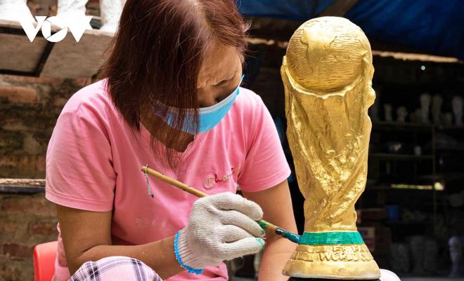 Tận mắt xem sản xuất &ldquo;C&uacute;p v&agrave;ng&rdquo; World Cup 2022 ở l&agrave;ng gốm B&aacute;t Tr&agrave;ng - Ảnh 9.