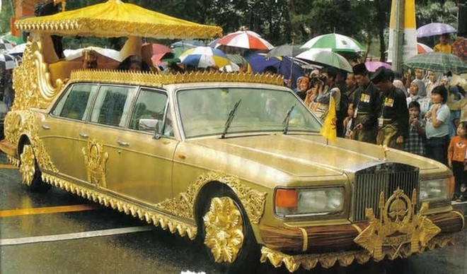 Huyền thoại Brunei 76 tuổi giàu cỡ nào mà sở hữu 600 chiếc Rolls-Royce, có cả Boeing dát vàng, ở cung điện đẳng cấp nhất thế giới? - Ảnh 1.