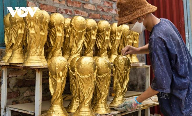 Tận mắt xem sản xuất &ldquo;C&uacute;p v&agrave;ng&rdquo; World Cup 2022 ở l&agrave;ng gốm B&aacute;t Tr&agrave;ng - Ảnh 8.