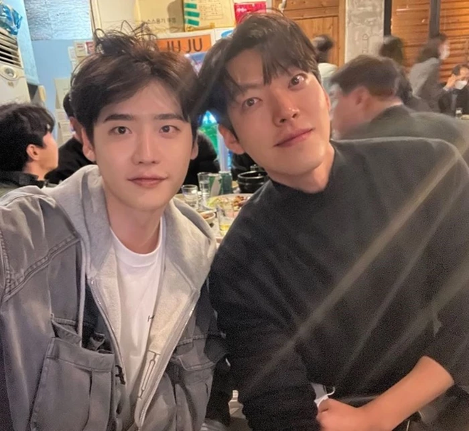 Lee Jong Suk và Kim Woo đã có một tình bạn đẹp và lâu dài trong ngành giải trí Hàn Quốc. Hãy xem hình ảnh của họ để cảm nhận được tình cảm thân thiết giữa hai ngôi sao này.