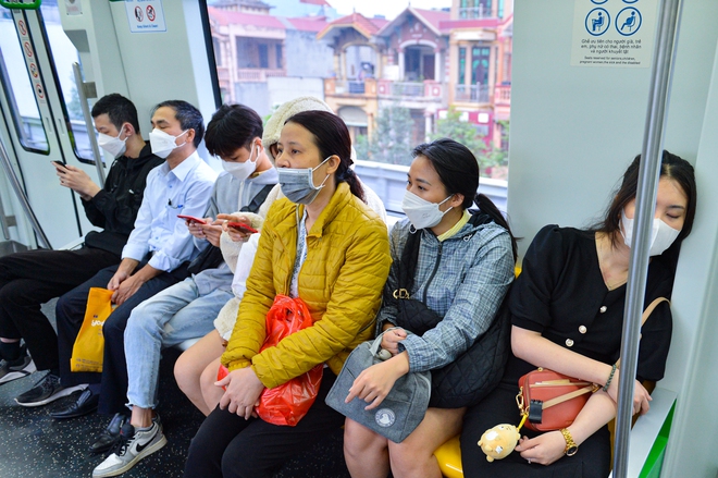 Người H&agrave; Nội tr&aacute;nh cảnh tắc đường đi l&agrave;m, t&agrave;u điện C&aacute;t Linh - H&agrave; Đ&ocirc;ng chật k&iacute;n người v&agrave;o buổi s&aacute;ng - Ảnh 3.