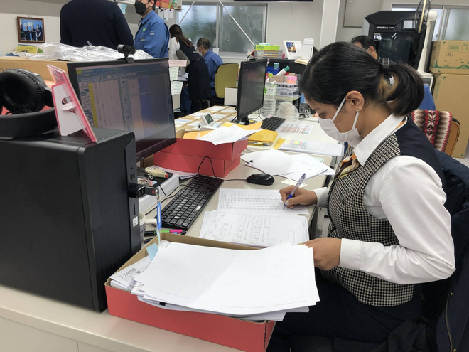 Nhật Bản: Người trẻ đổ xô ra nước ngoài, người già chật vật bù đắp thiếu hụt lao động - Ảnh 4.