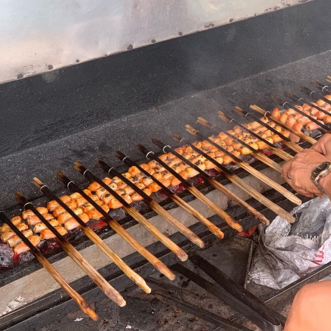 Ngất ng&acirc;y vị thơm gi&ograve;n của đặc sản chả t&ocirc;m - m&oacute;n ngon kh&oacute; cưỡng ở xứ Thanh - Ảnh 4.