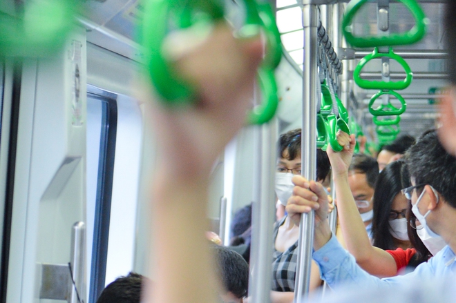 Người H&agrave; Nội tr&aacute;nh cảnh tắc đường đi l&agrave;m, t&agrave;u điện C&aacute;t Linh - H&agrave; Đ&ocirc;ng chật k&iacute;n người v&agrave;o buổi s&aacute;ng - Ảnh 7.