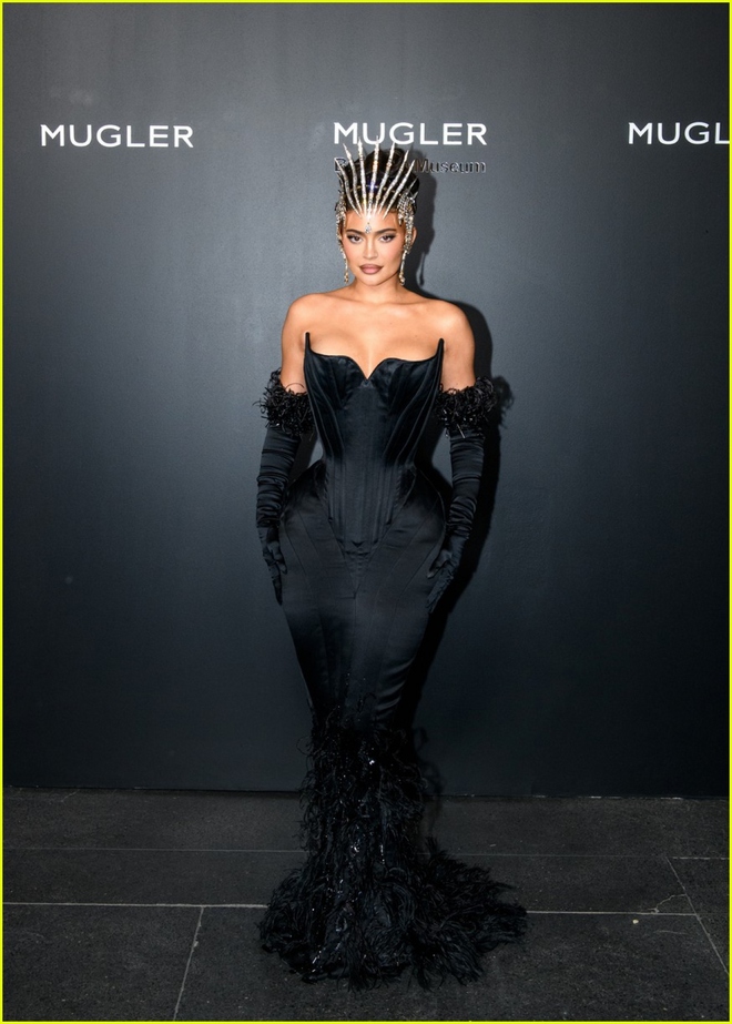 Kylie Jenner ma mị với sắc đen tại sự kiện - Ảnh 1.