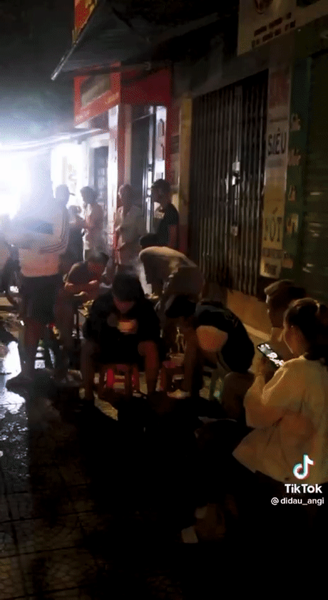 The most difficult cake to buy in Hue: Just 10 minutes to clear the goods, customers have to hold their bowls and wait - Photo 9.