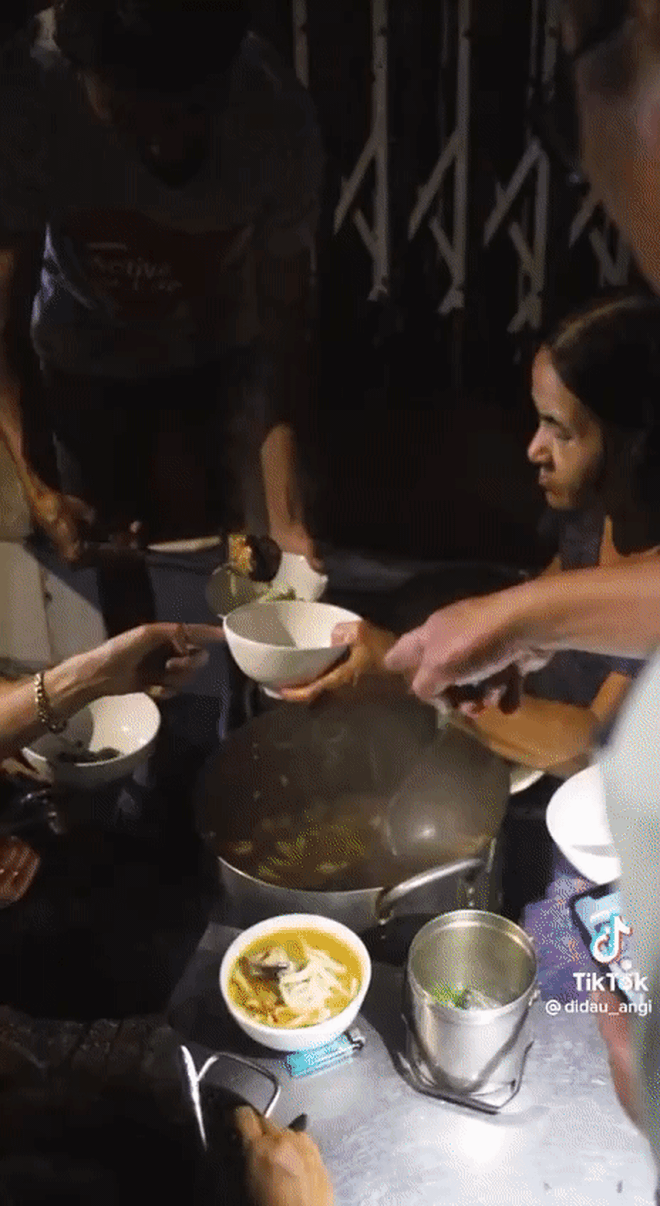 The most difficult cake to buy in Hue: Just 10 minutes to clear the goods, customers have to hold their bowls and wait - Photo 7.