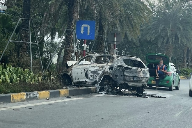 &Ocirc; t&ocirc; t&ocirc;ng v&agrave;o dải ph&acirc;n c&aacute;ch rồi bốc ch&aacute;y ng&ugrave;n ngụt tr&ecirc;n đường H&agrave; Nội - Ảnh 2.