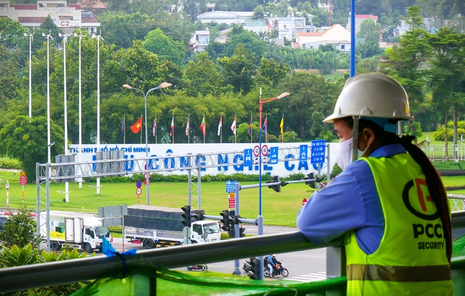Cận cảnh nh&agrave; ga Khu C&ocirc;ng nghệ cao ho&agrave;n th&agrave;nh 99% của tuyến Metro TP.HCM - Ảnh 2.