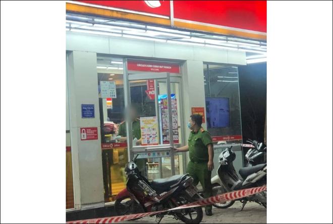 H&agrave; Nội: Điều tra vụ thi thể nam giới trong ph&ograve;ng vệ sinh bị kh&oacute;a tr&aacute;i cửa ở Circle K - Ảnh 1.