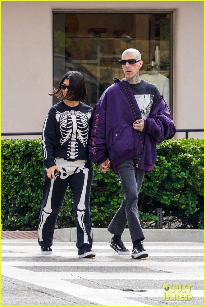 Chị gái Kim Kardashian mặc đồ hình xương cá tính, tình cảm nắm tay chồng đi ăn trưa - Ảnh 8.