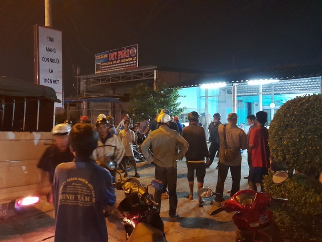 C&ocirc;ng an Long An bắt nghi phạm giết người đang trốn tr&ecirc;n m&aacute;i nh&agrave; - Ảnh 1.
