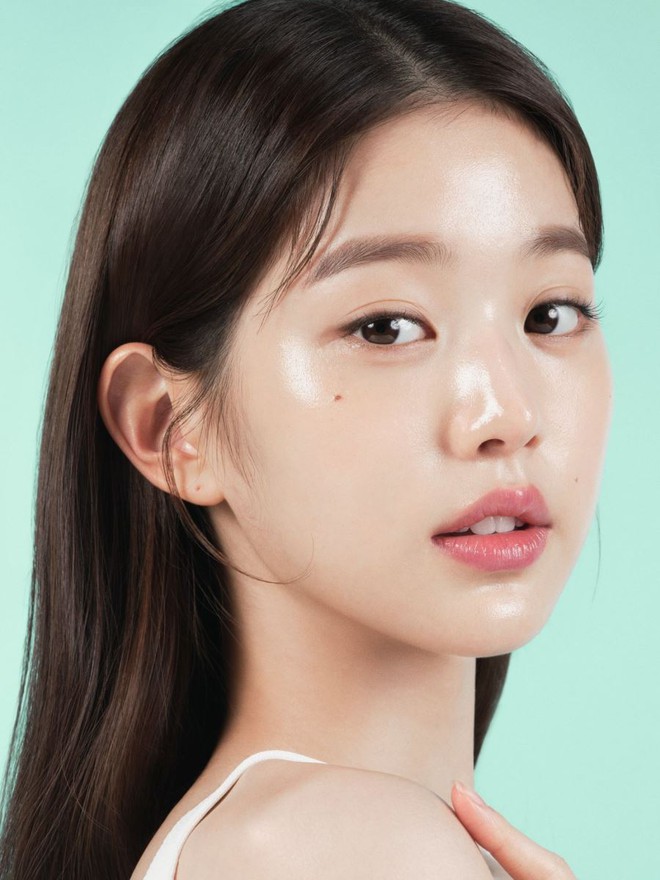 Jang Won Young kém sắc trong video quảng cáo mỹ phẩm, dân tình lập tức so sánh với đàn chị Yoona - Ảnh 8.
