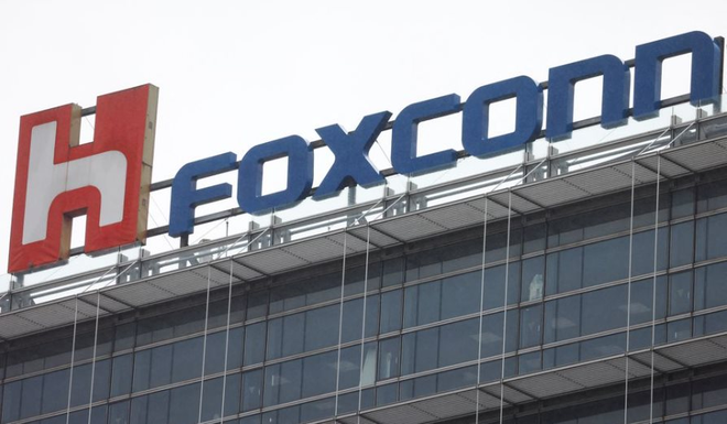 Công nhân lũ lượt rời nhà máy Foxconn, Apple đối mặt thêm thách thức - Ảnh 1.