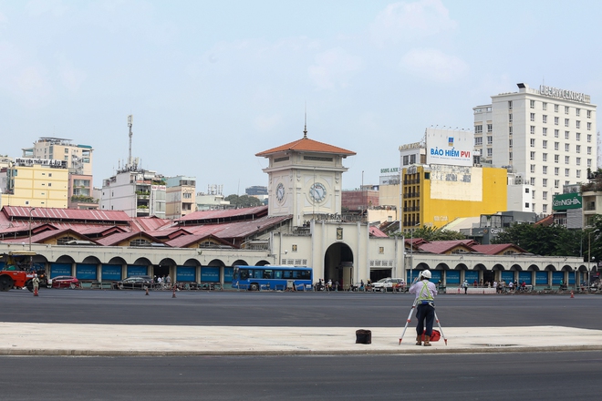 Gấp rút thi công hoàn trả mặt bằng trước chợ Bến Thành sau 5 năm làm nhà ga ngầm Metro - Ảnh 7.