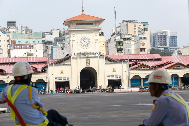 Gấp rút thi công hoàn trả mặt bằng trước chợ Bến Thành sau 5 năm làm nhà ga ngầm Metro - Ảnh 6.