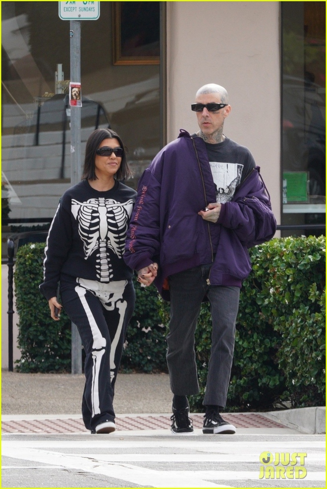 Chị gái Kim Kardashian mặc đồ hình xương cá tính, tình cảm nắm tay chồng đi ăn trưa - Ảnh 7.