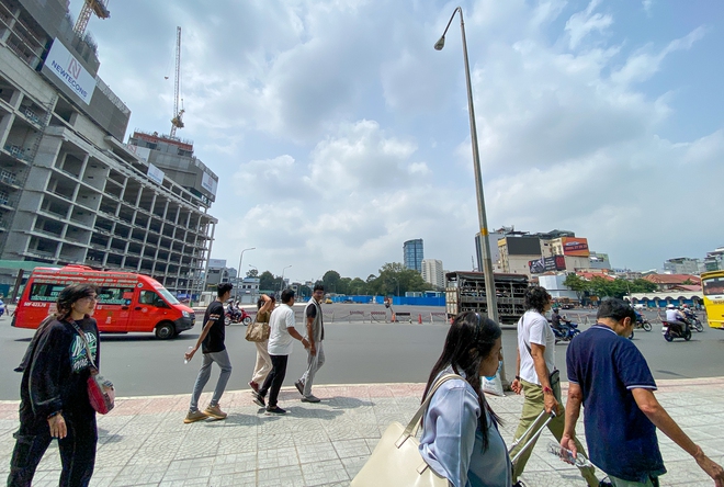 Gấp rút thi công hoàn trả mặt bằng trước chợ Bến Thành sau 5 năm làm nhà ga ngầm Metro - Ảnh 15.