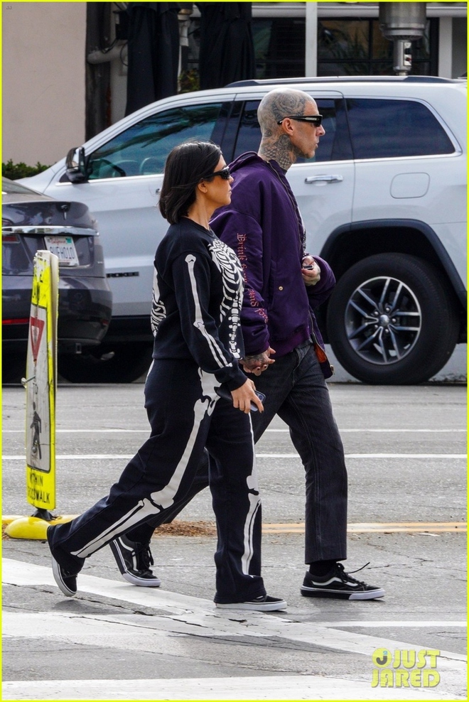 Chị gái Kim Kardashian mặc đồ hình xương cá tính, tình cảm nắm tay chồng đi ăn trưa - Ảnh 6.