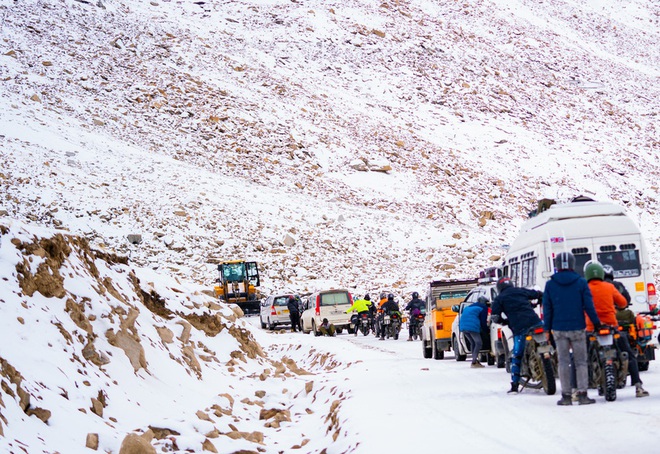 Chạy xe máy dưới núi tuyết tại Ladakh và kỷ niệm lạc đường trong đêm của travel blogger Việt - Ảnh 18.