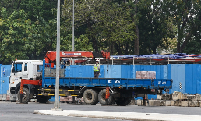 Gấp rút thi công hoàn trả mặt bằng trước chợ Bến Thành sau 5 năm làm nhà ga ngầm Metro - Ảnh 13.