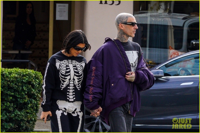 Chị g&aacute;i Kim Kardashian mặc đồ h&igrave;nh xương c&aacute; t&iacute;nh, t&igrave;nh cảm nắm tay chồng đi ăn trưa - Ảnh 4.