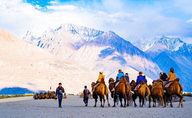 Chạy xe máy dưới núi tuyết tại Ladakh và kỷ niệm lạc đường trong đêm của travel blogger Việt - Ảnh 16.