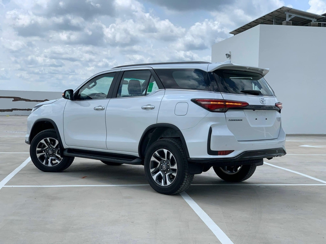 Toyota Fortuner 2022 th&ecirc;m trang bị, gi&aacute; tăng cao nhất 42 triệu đồng tại Việt Nam - Ảnh 5.