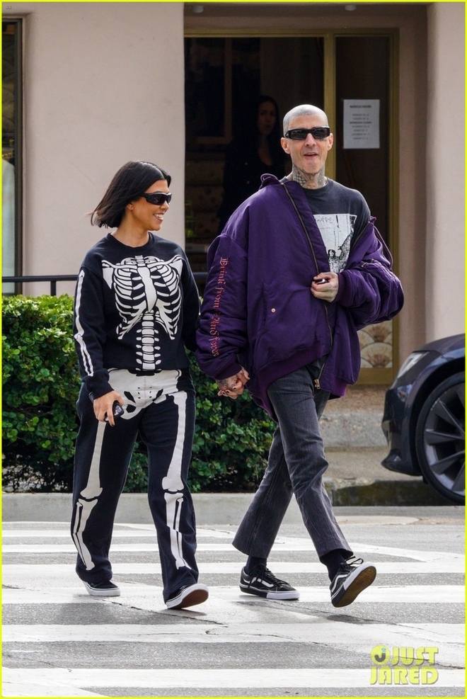 Chị gái Kim Kardashian mặc đồ hình xương cá tính, tình cảm nắm tay chồng đi ăn trưa - Ảnh 3.