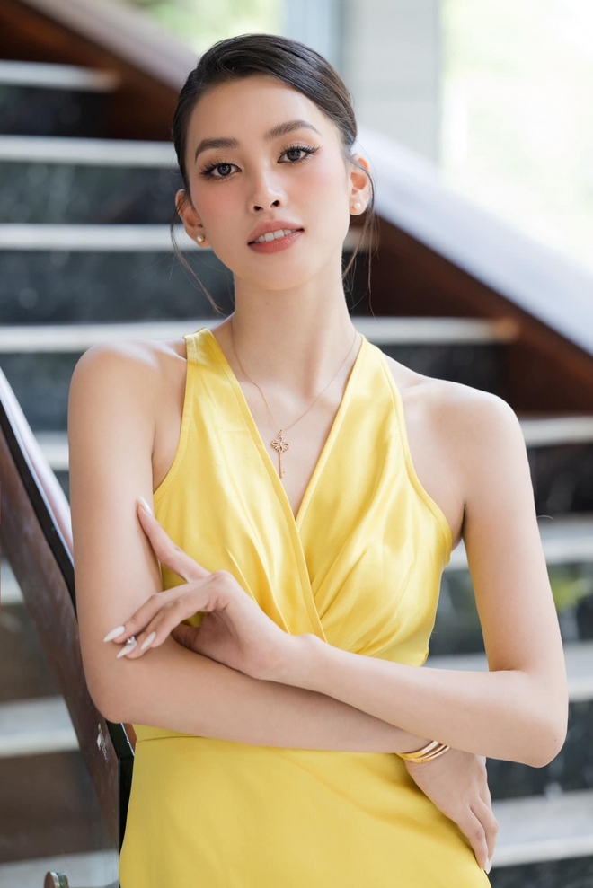 Hoa hậu Tiểu Vy khoe nhan sắc yêu kiều với sắc vàng quyến rũ - Ảnh 4.