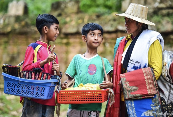 Cậu bé bán hàng rong biết nói 16 thứ tiếng sau 4 năm: Giúp gia đình trả món nợ tiền tỷ, thành sinh viên trường top - Ảnh 3.