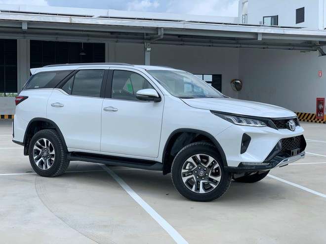 Toyota Fortuner 2022 th&ecirc;m trang bị, gi&aacute; tăng cao nhất 42 triệu đồng tại Việt Nam - Ảnh 4.
