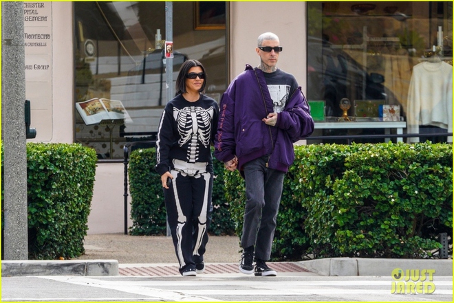 Chị gái Kim Kardashian mặc đồ hình xương cá tính, tình cảm nắm tay chồng đi ăn trưa - Ảnh 2.