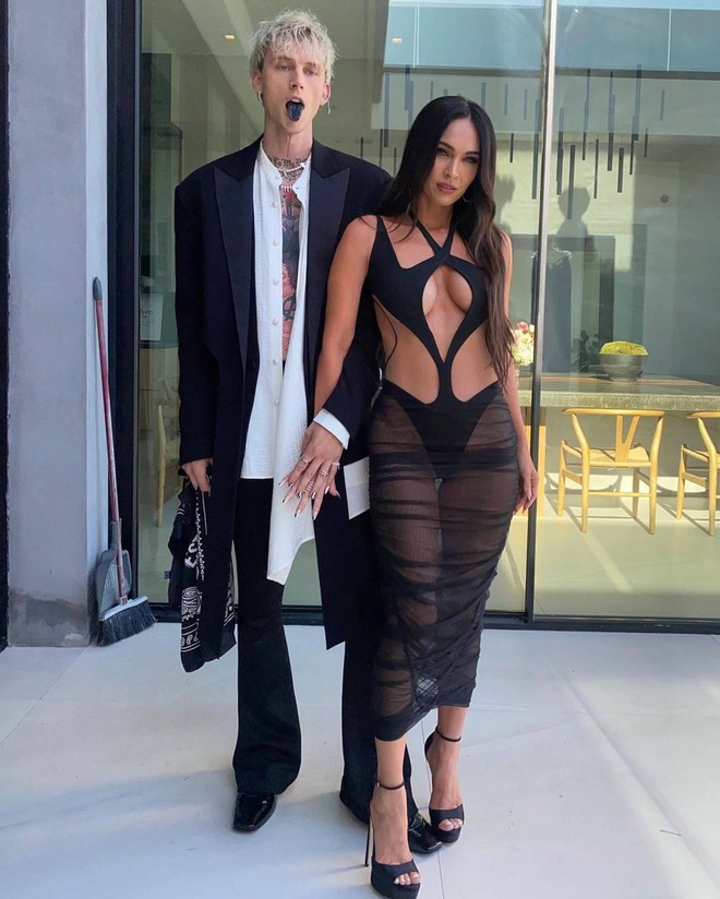 10 lần Megan Fox v&agrave; t&igrave;nh trẻ mặc t&aacute;o bạo - Ảnh 4.