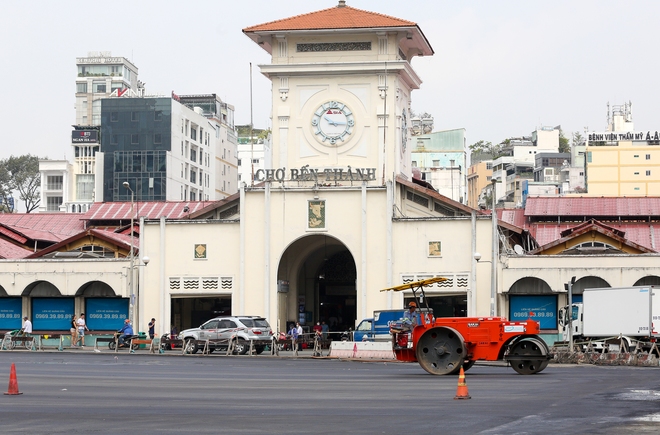 Gấp rút thi công hoàn trả mặt bằng trước chợ Bến Thành sau 5 năm làm nhà ga ngầm Metro - Ảnh 10.