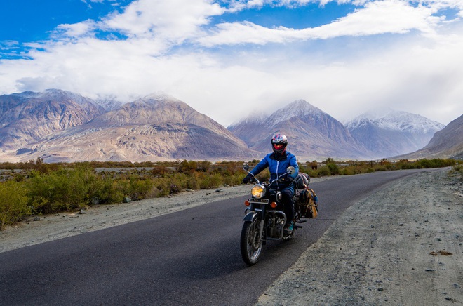 Chạy xe máy dưới núi tuyết tại Ladakh và kỷ niệm lạc đường trong đêm của travel blogger Việt - Ảnh 14.