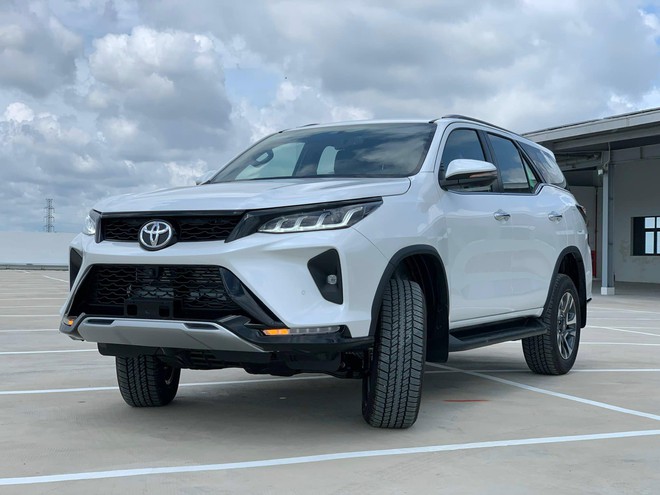 Toyota Fortuner 2022 th&ecirc;m trang bị, gi&aacute; tăng cao nhất 42 triệu đồng tại Việt Nam - Ảnh 3.