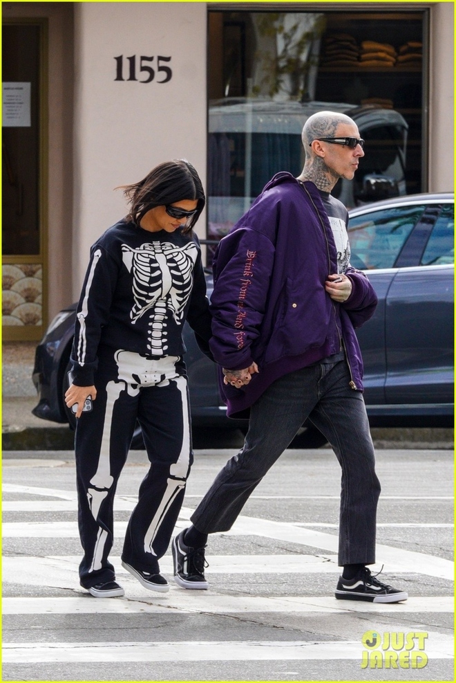 Chị gái Kim Kardashian mặc đồ hình xương cá tính, tình cảm nắm tay chồng đi ăn trưa - Ảnh 1.