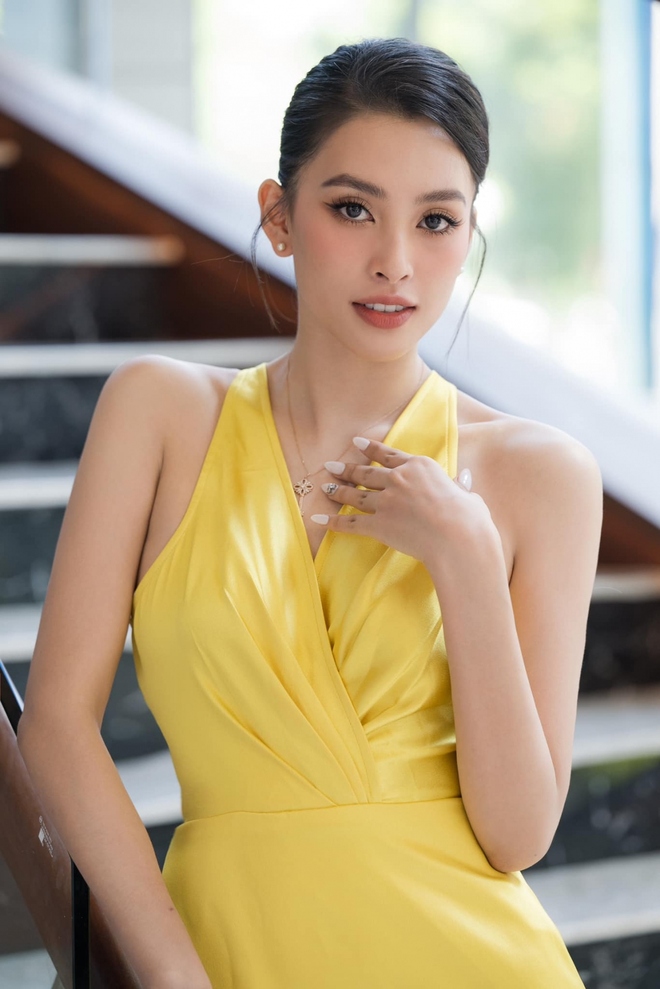 Hoa hậu Tiểu Vy khoe nhan sắc yêu kiều với sắc vàng quyến rũ - Ảnh 2.